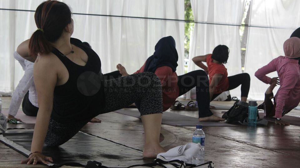Para peserta Yoga Gembira Festival saat melakukan gerakan untuk mengurangi berat badan. Copyright: &copy; Devi Novitasari/INDOSPORT